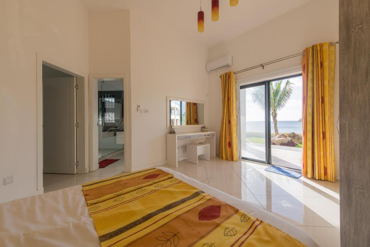 Pierre Bleue Beachfront Villa Flic en Flac Luaran gambar